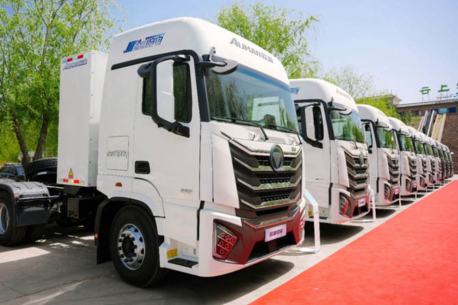 双电机效率超95%+30分钟快充，欧曼星翼 400kWh 纯电牵引车运力进阶