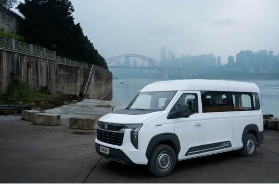 全家出行的终极答案——中国重汽先锋官V，即刻出发！